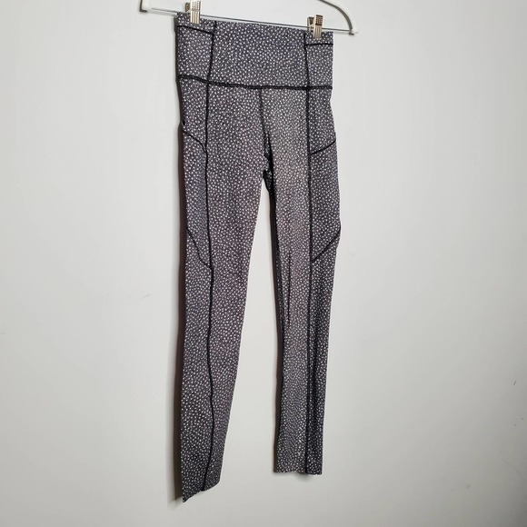 LULULEMON • White Black Frozen Fizz Fast & Free 7/8 Leggings Sz 4 - Picture 3 of 8